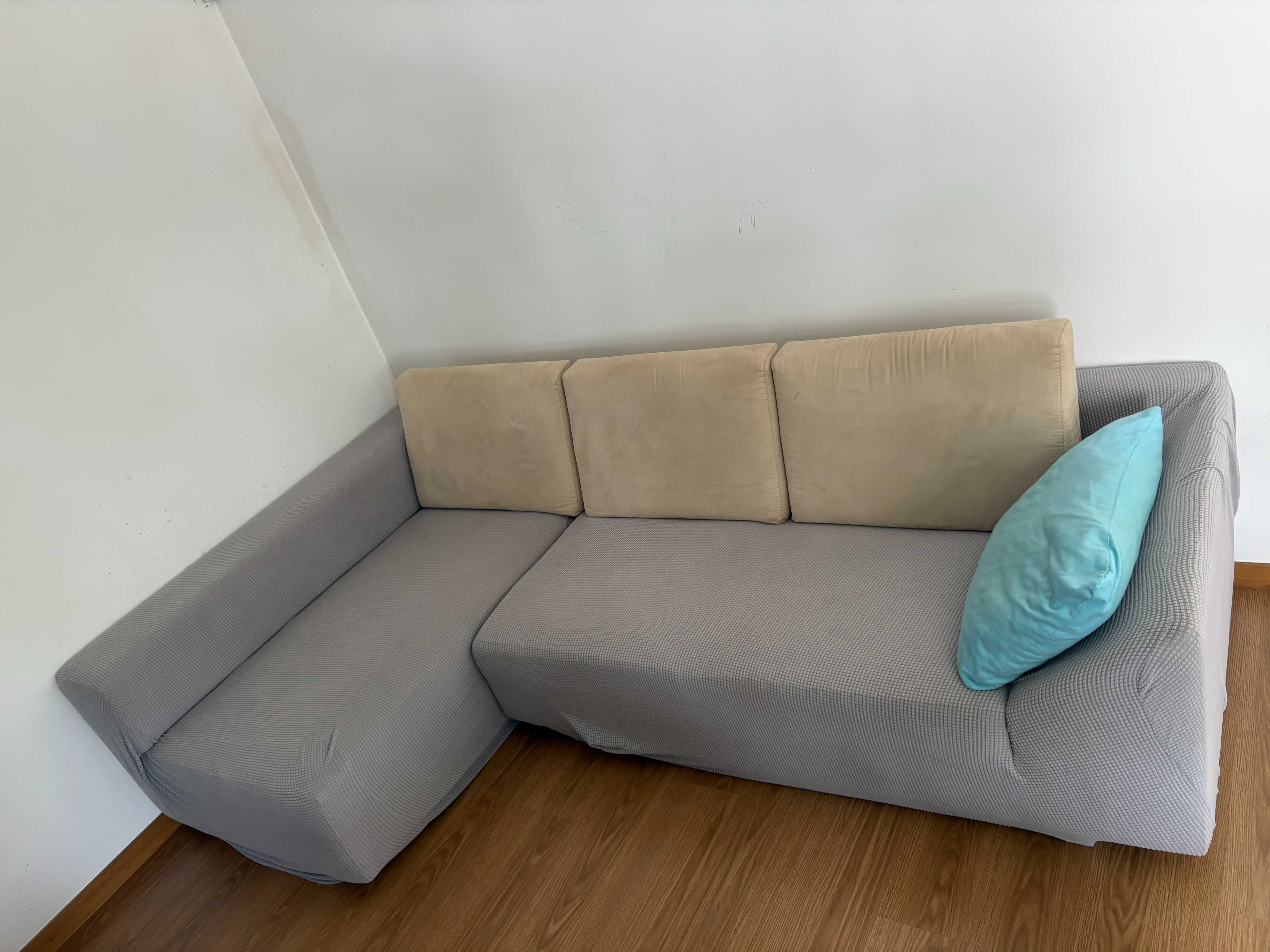 Sofá bege 2 Lugares + Chaise Longue - Conforto e estilo na sala!