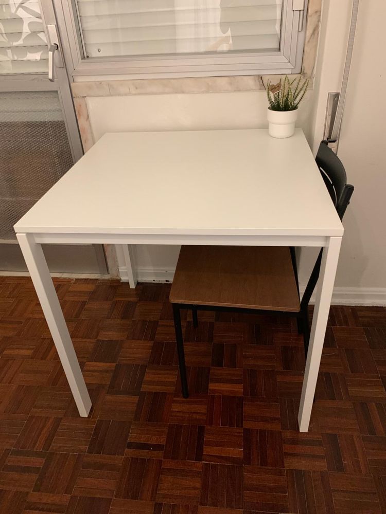 Mesa quadrada, de boa qualidade e um design elegante.