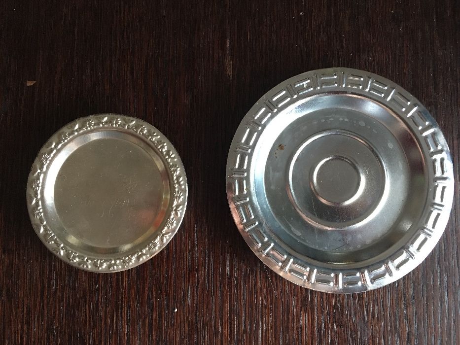Metalowe podstawki pod kieliszki lub literatki PRL