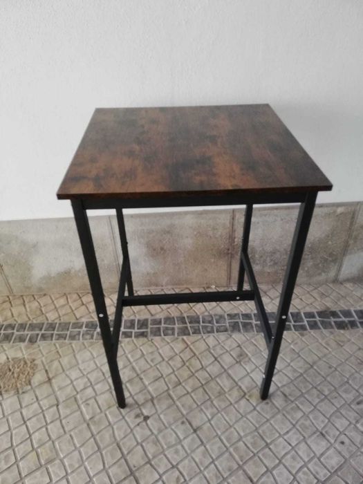 Mesa alta de madeira