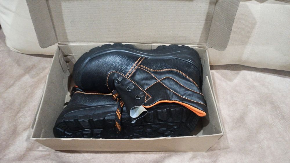 Робочі ботинки з метноском