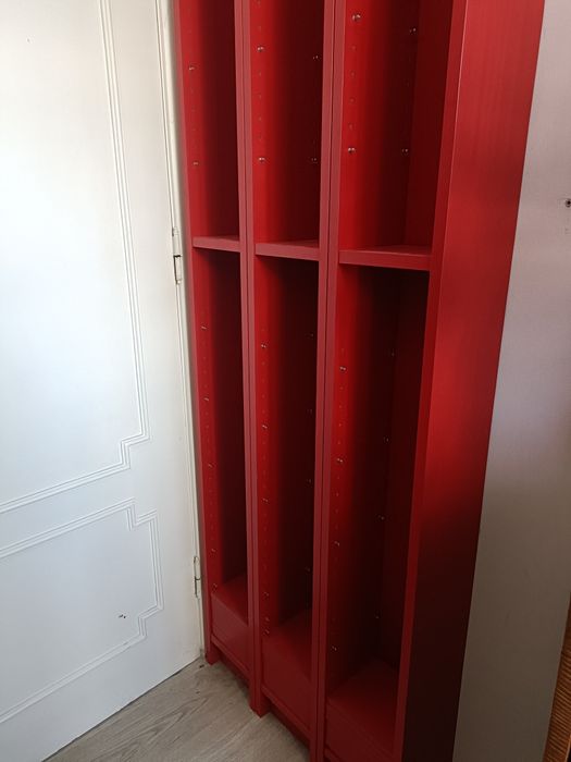 Estante para CDS vermelha com várias prateleiras