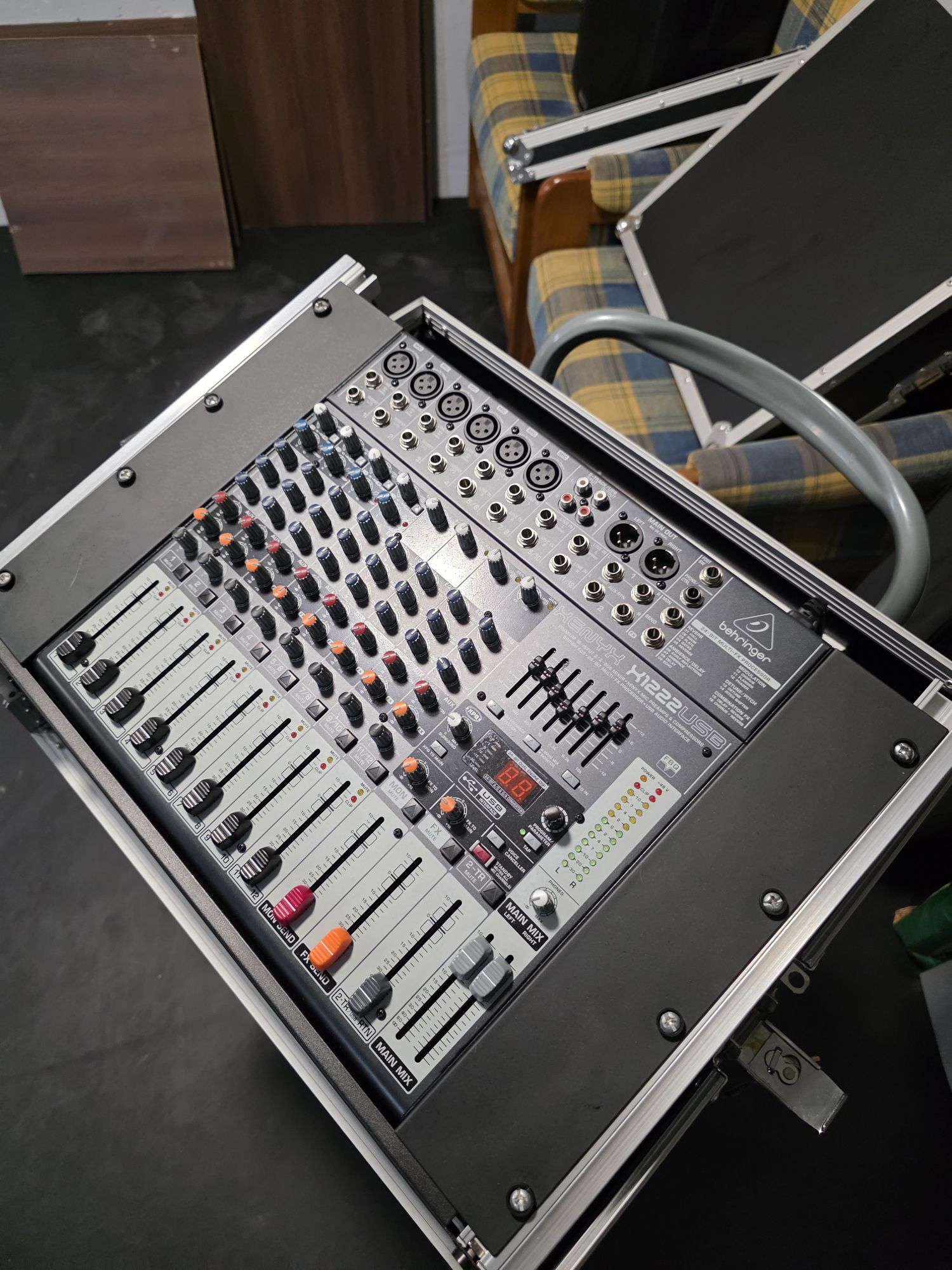 Mesa de Som Behringer x1222usb + Rack