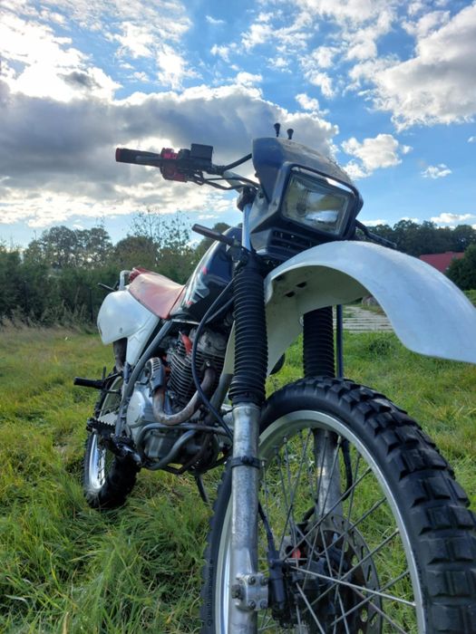 Honda xlr 125 cm³ 
Opona z tyłu mitas e09 90%
O