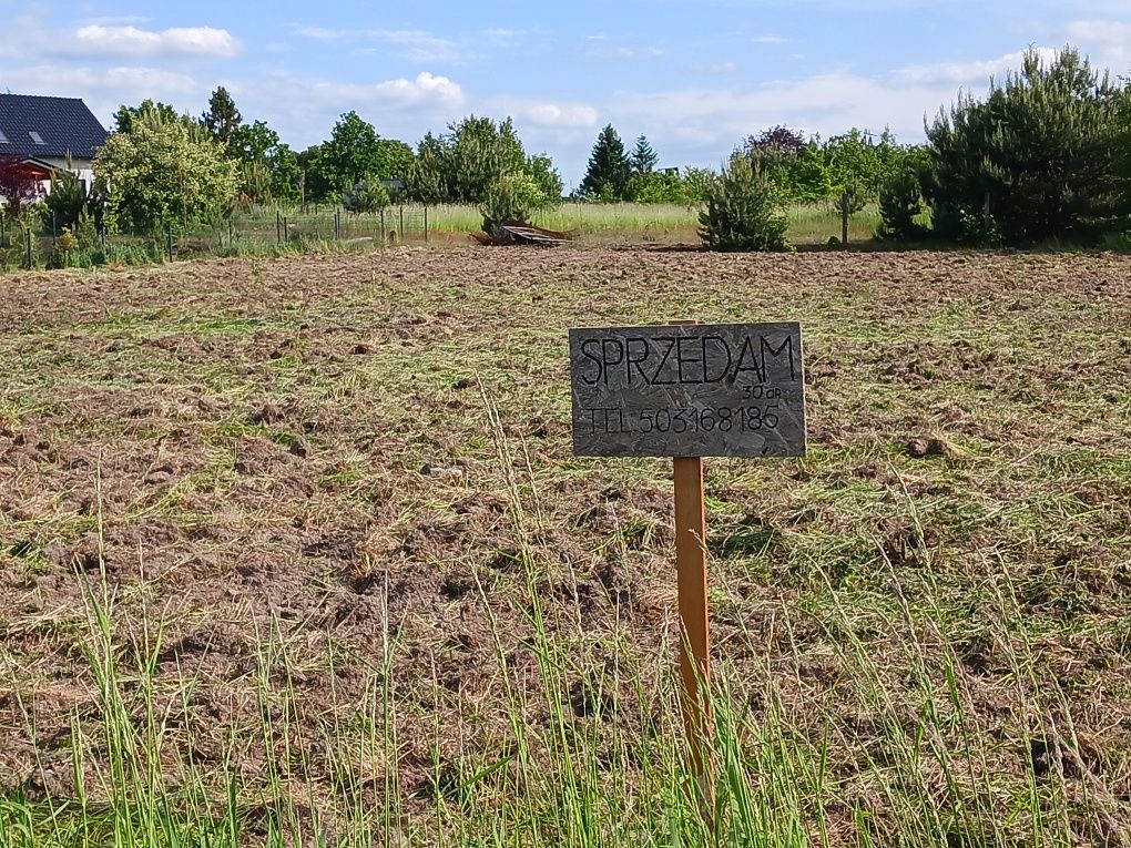 Zagrodową działkę pod zabudowę mieszkaniową sprzedam