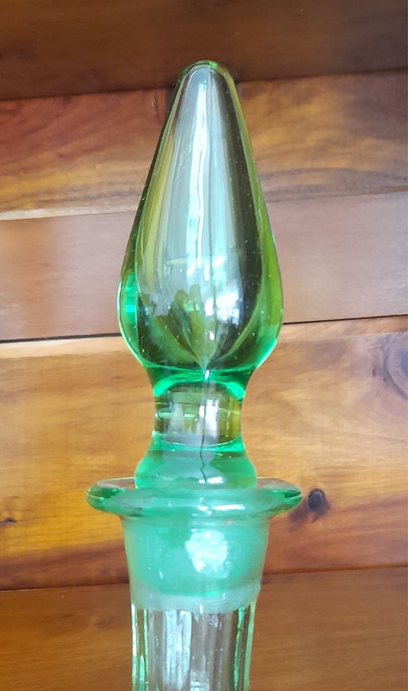 Garrafa licoreira antiga de vidro verde lapidada com tampa de vidro
