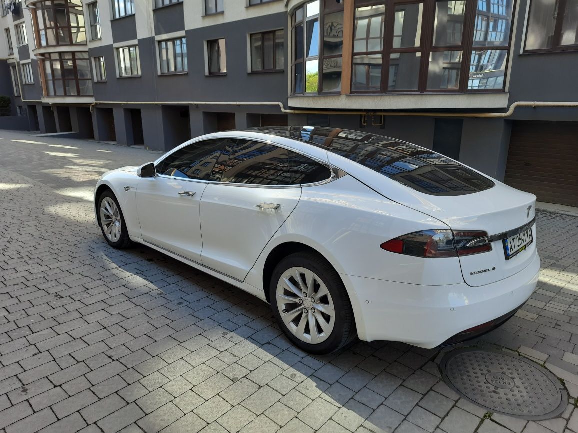 Tesla Model S Dual motor 2016 75Kw 400км.