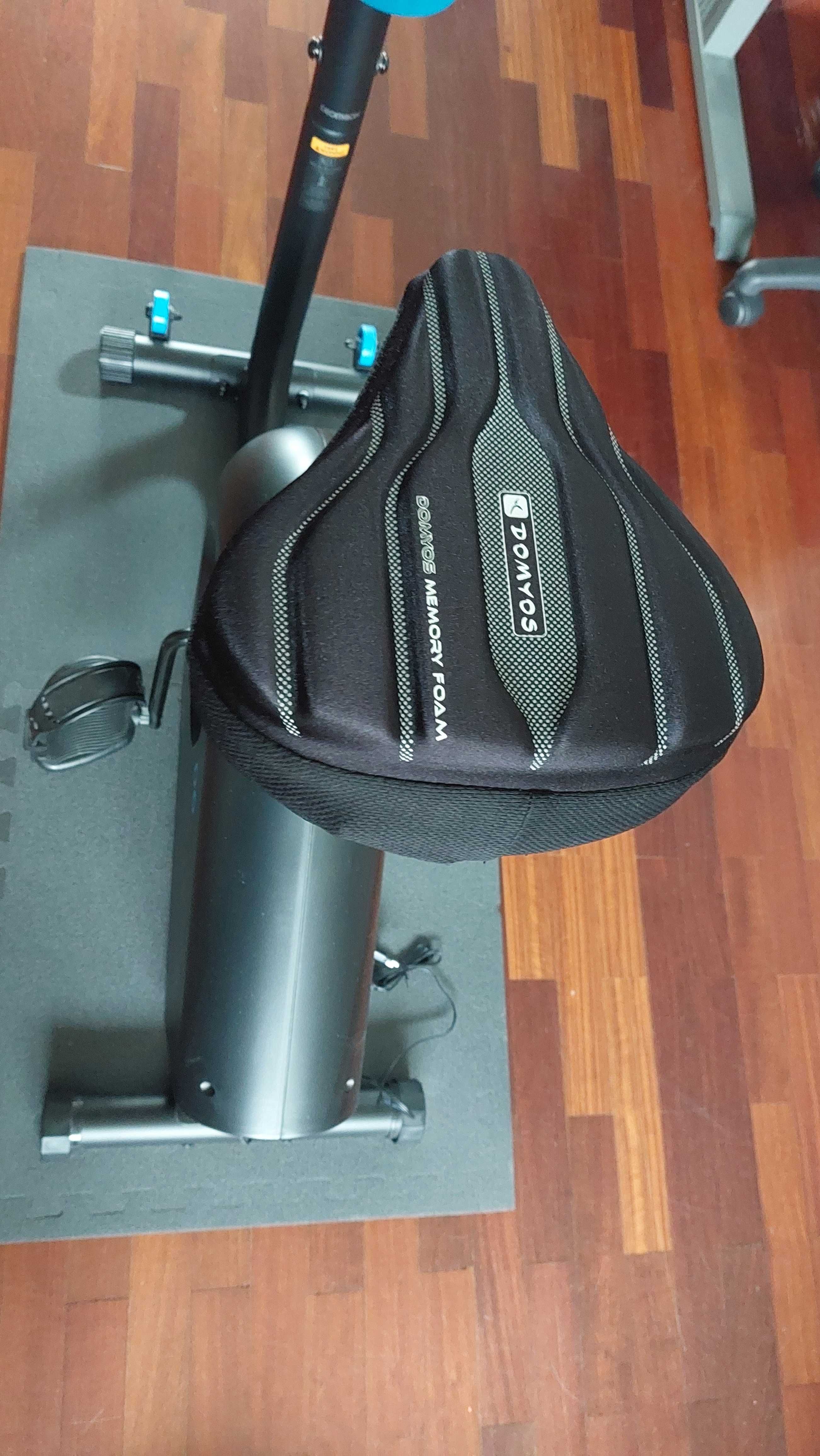 Bicicleta estática DOMYOS EB 140 impecável. Tapete e Selim almofadado