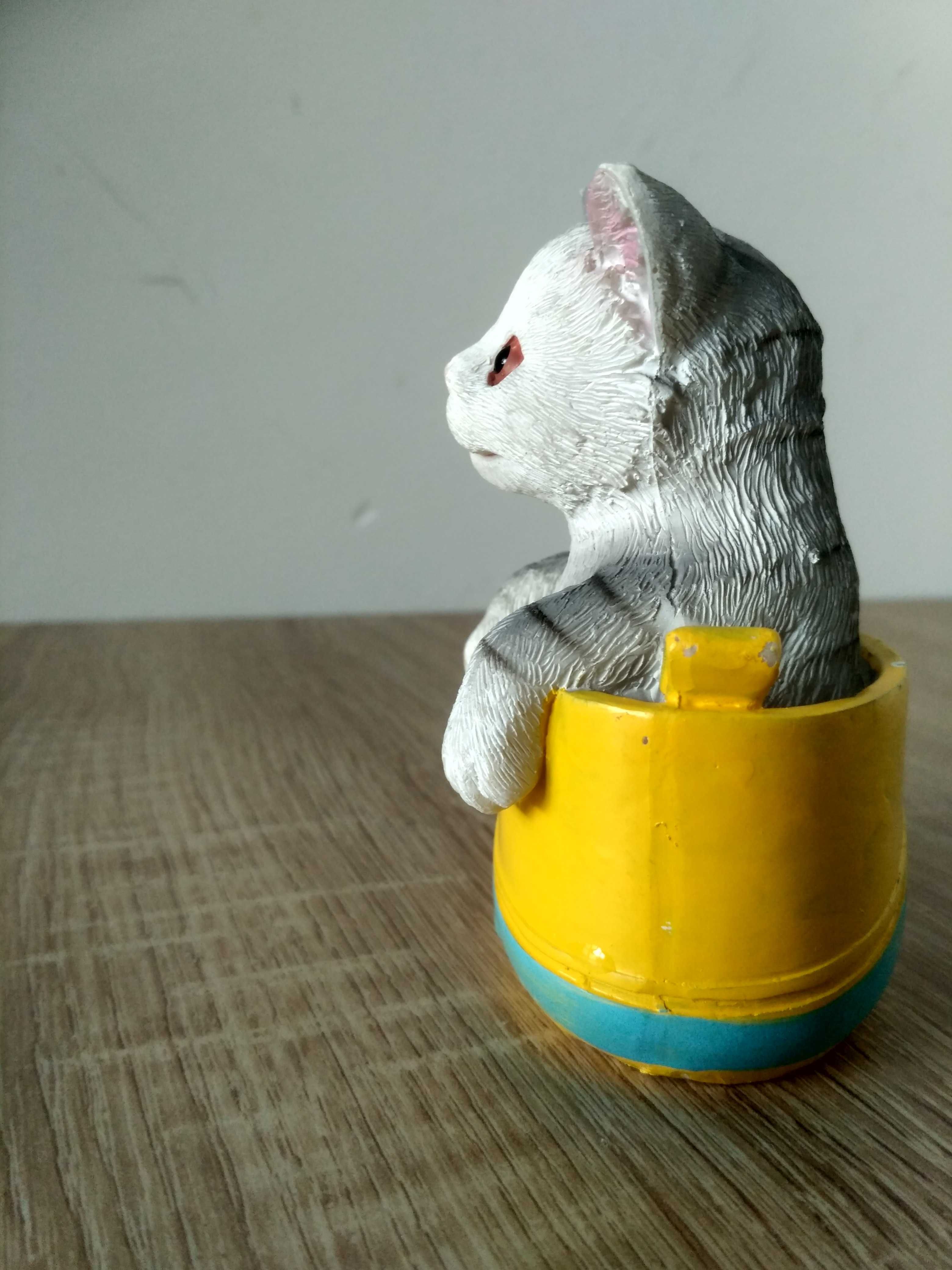 figurka kotka w koszyku