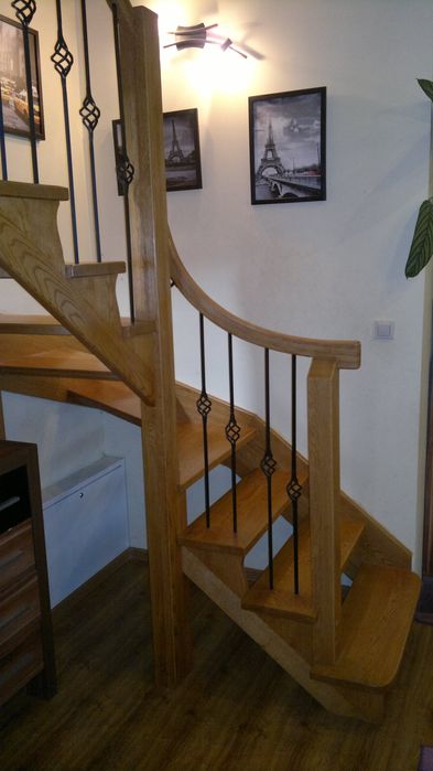 Schody samonośne drewniane.