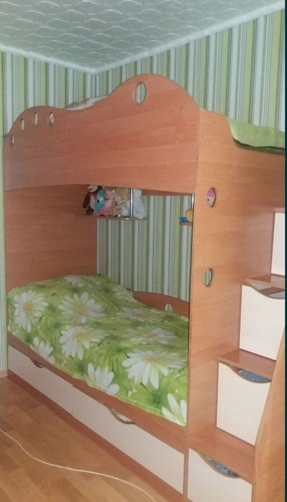 Продам в детскую двухэтажную кровать.