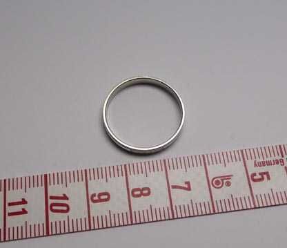 Delikatna srebrna diamentowana obrączka R.22. szerokość 3 mm.