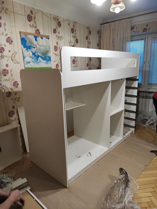 Кровать детская с матрасом. Вместительный шкаф, полочки