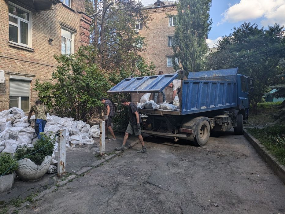 Вивіз сміття, доставка щебеню, піску, відсіву на будмайданчики