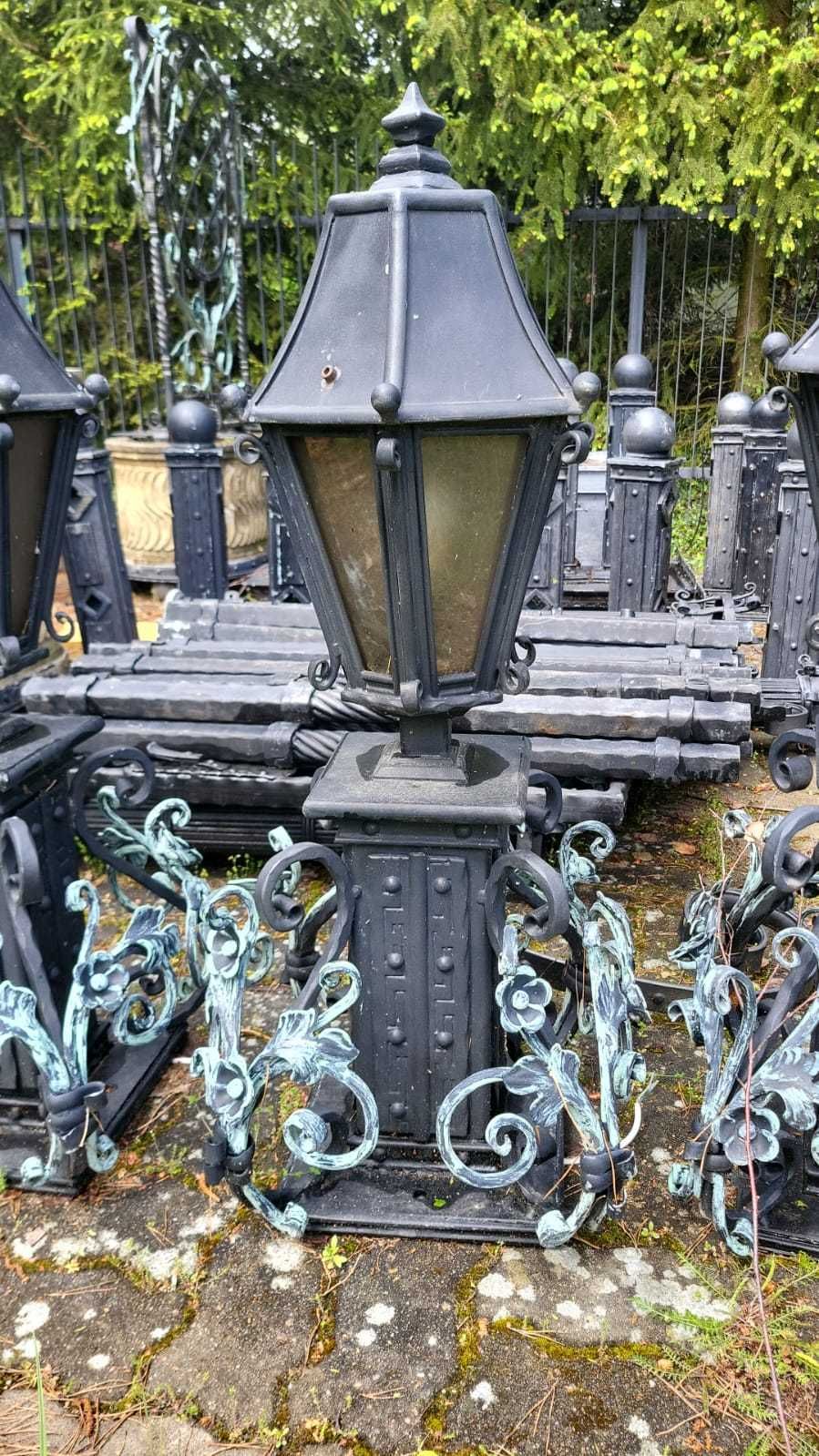 Balustrada kuta z furtką, donicami, słupkami, pochwytami  i lampami.