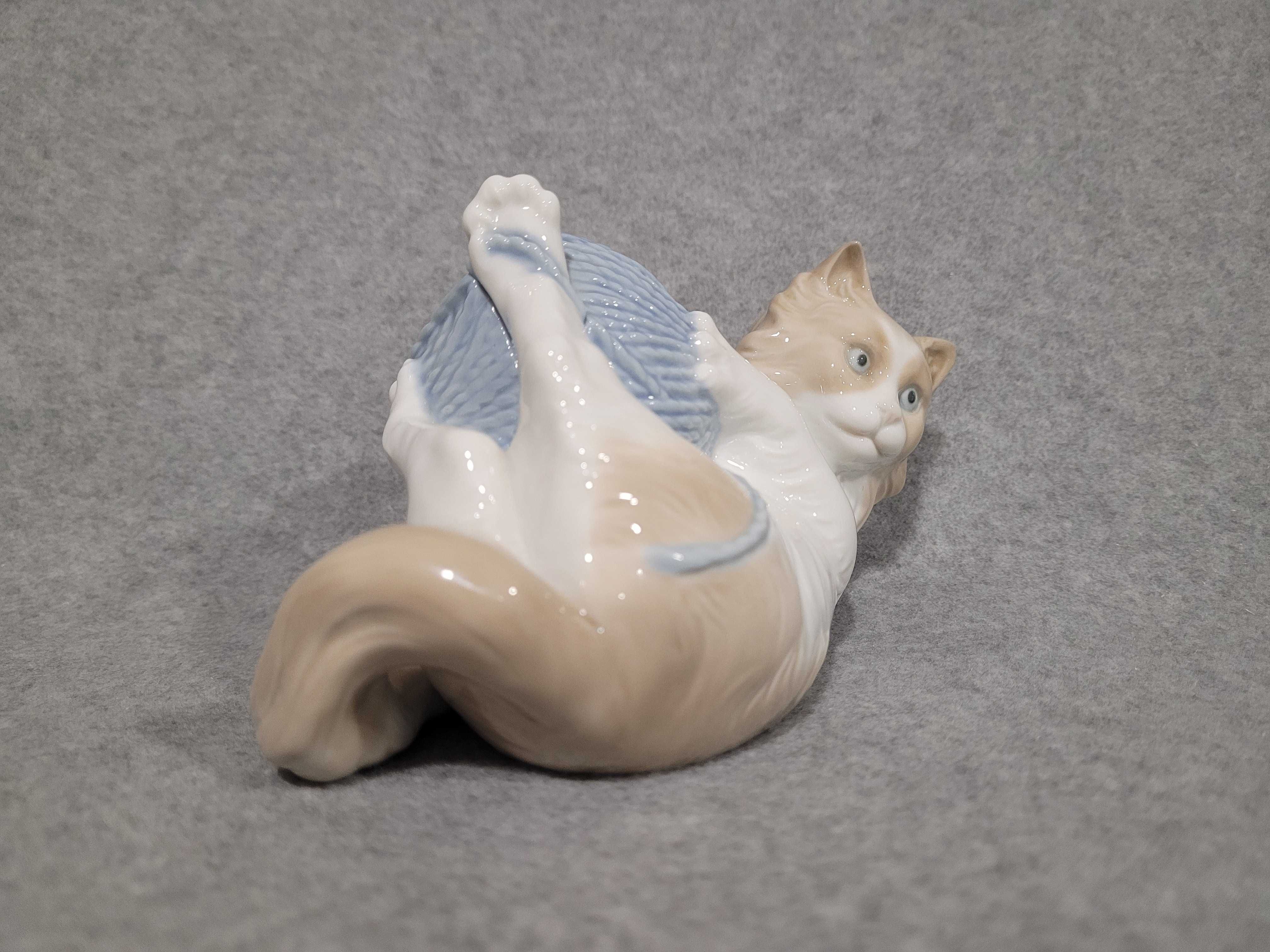 Статуэтка " Кот с клубком " Nao Lladro . Испания 15х10.5 см.