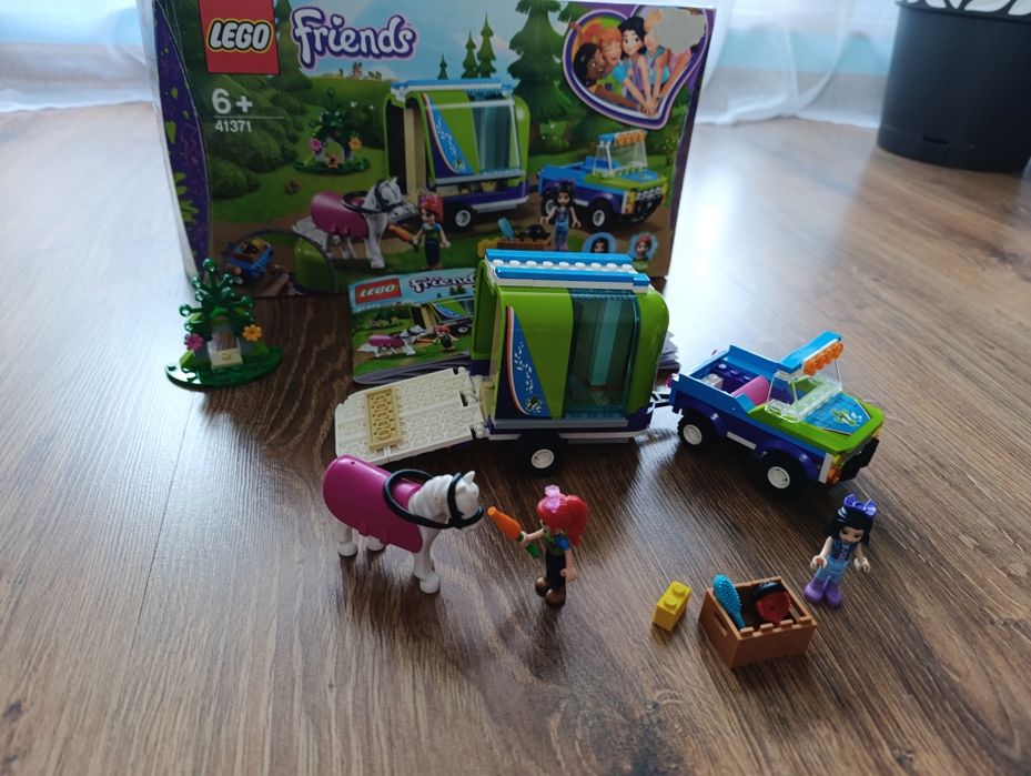 Zestaw LEGO Friends 41371 Przyczepa dla konia Mii