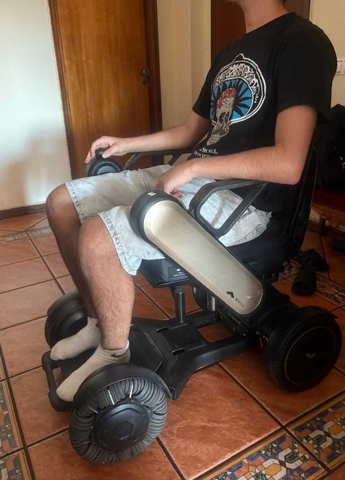 Cadeira elétrica compacta, desmontável e moderna – WHILL C2