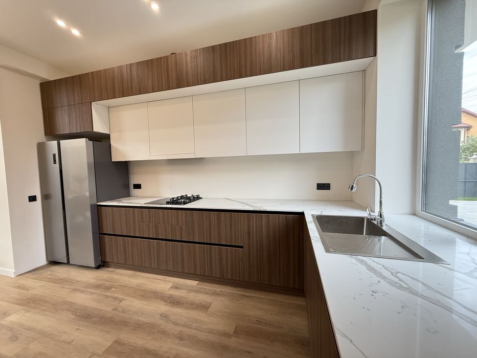 Продам сучасний будинок у передмісті. Ніхто не проживав