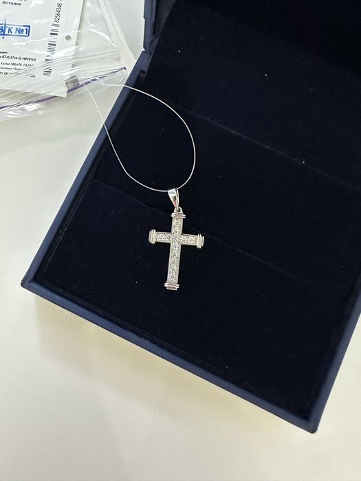 Золотий хрестик з білого золота з діамантами
