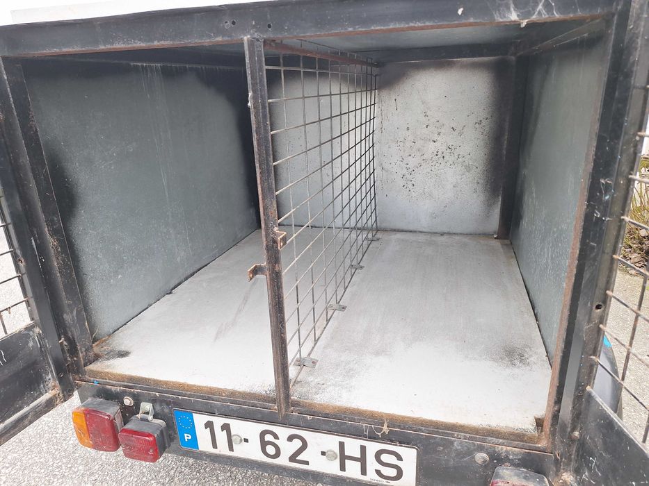 Reboque para transportar cães de caça.