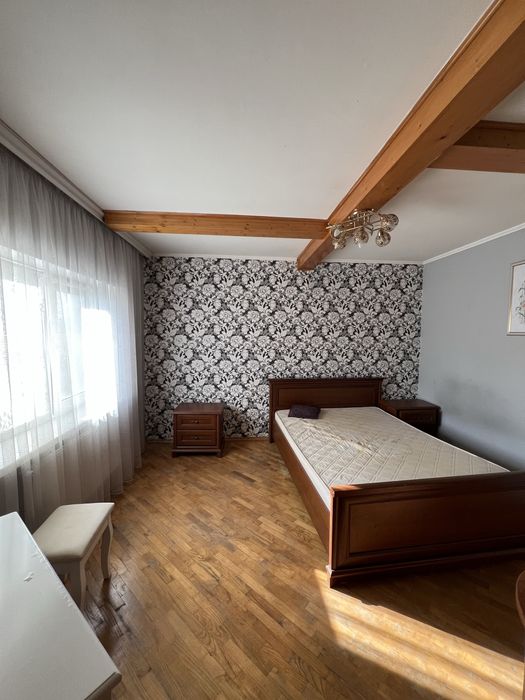 Півособняк із земельною ділянкою поруч центру міста