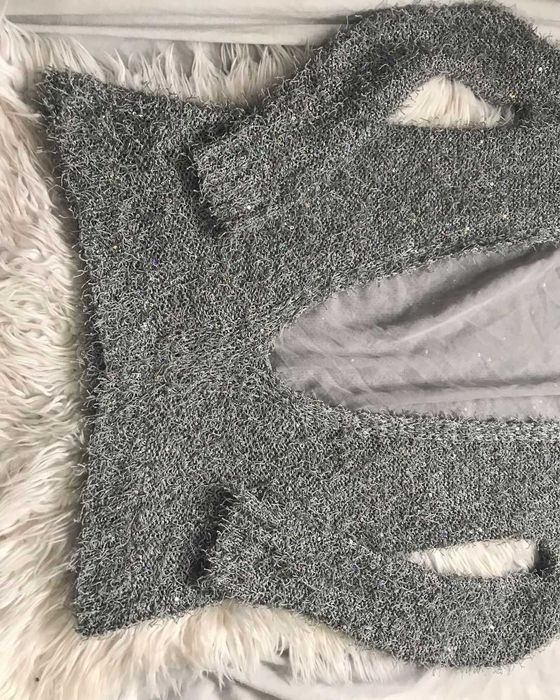 Camisola com detalhe de brilhantes e transparência nas costas