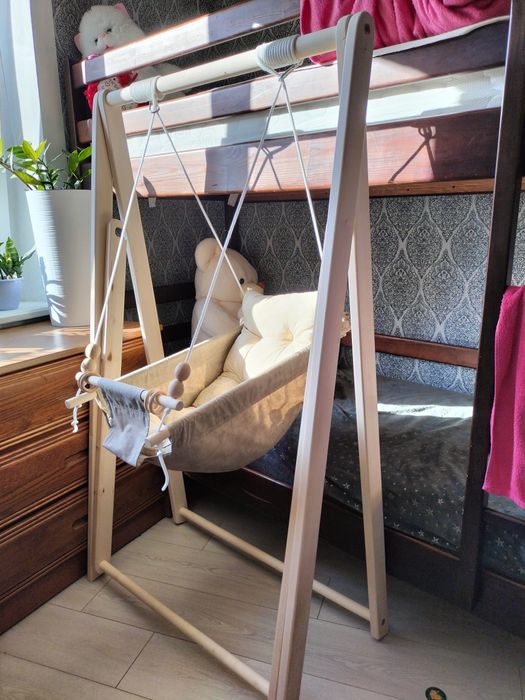 Гойдалка з дерев'яною стійкою