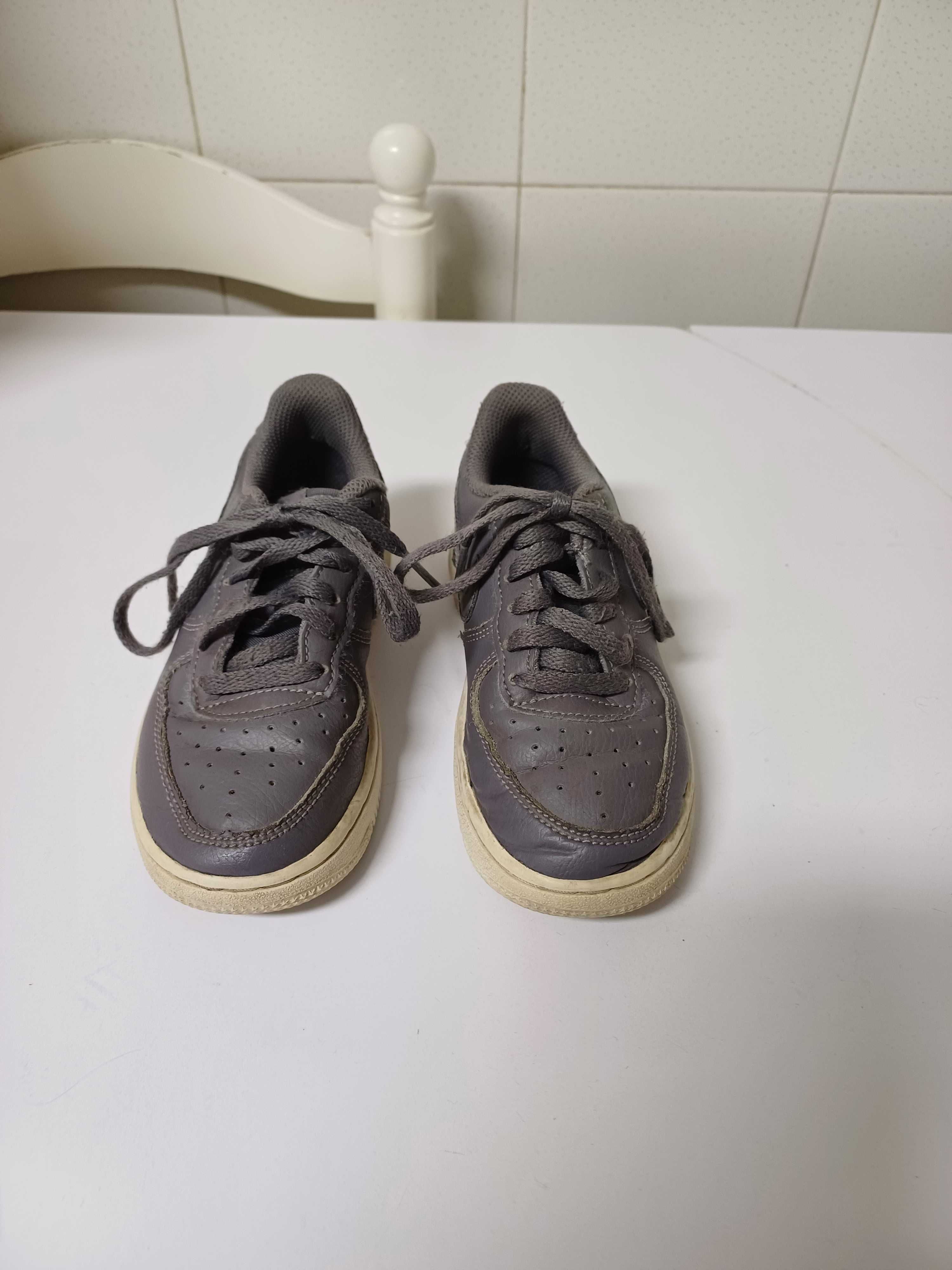 Ténis NIKE cinzentos Nº28