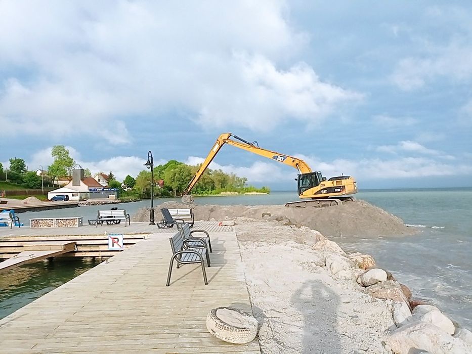 Kopanie stawu prace ziemne koparka long fundamety plaże linię brzegowe