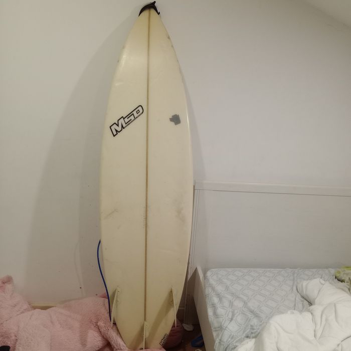 Vendo prancha MSD 5"11" com leash