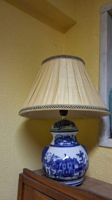 Candeeiro de porcelana azul e branco