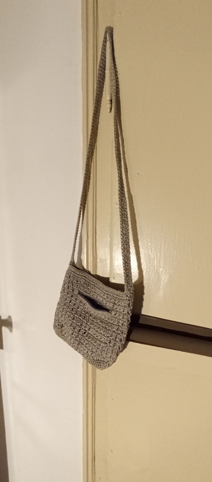 Bolsa de malha cinzenta