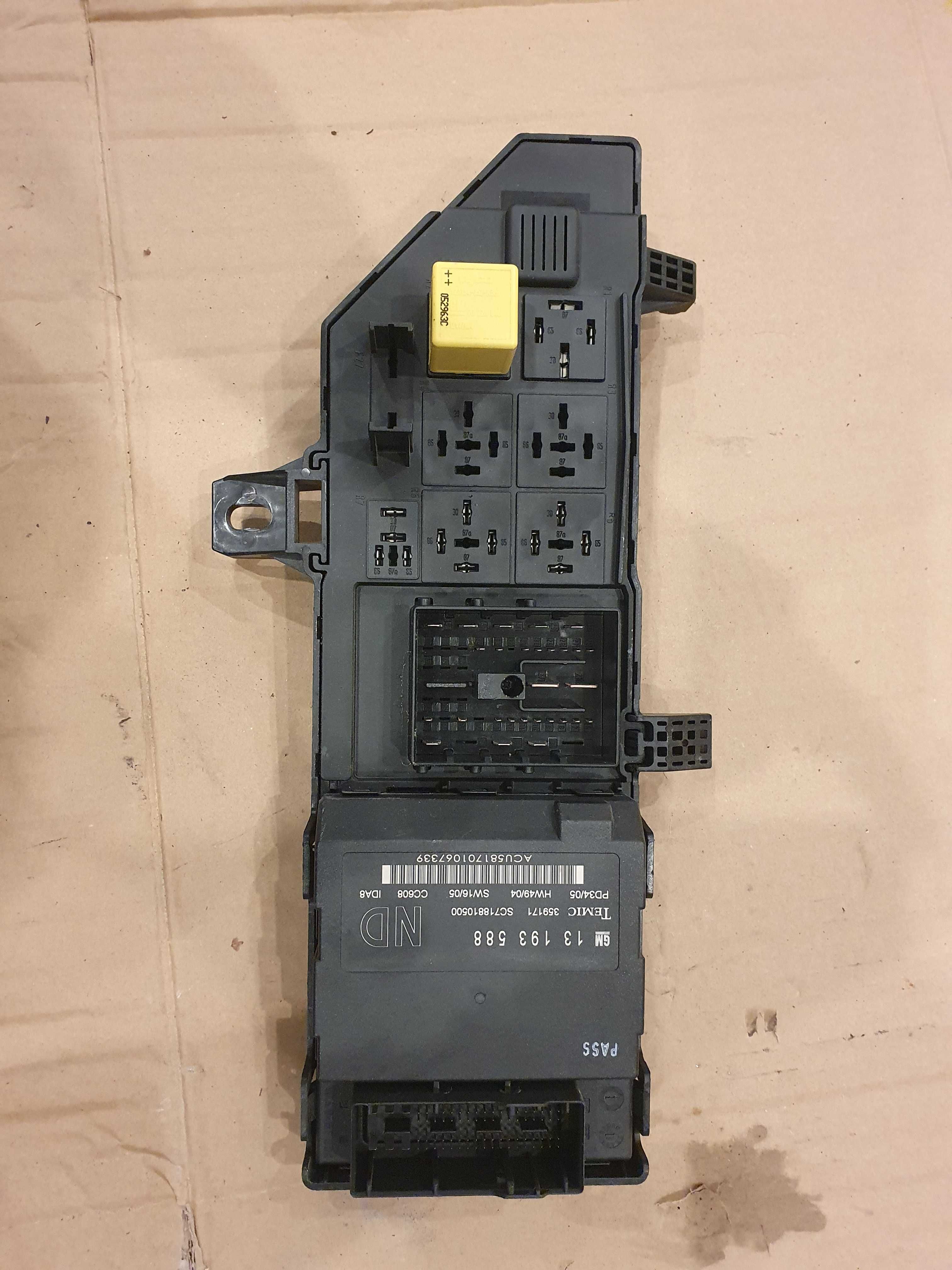 Skrzynka modul bezpieczniki Opel Signum 1.9 cdti Vectra c Lift sprawna