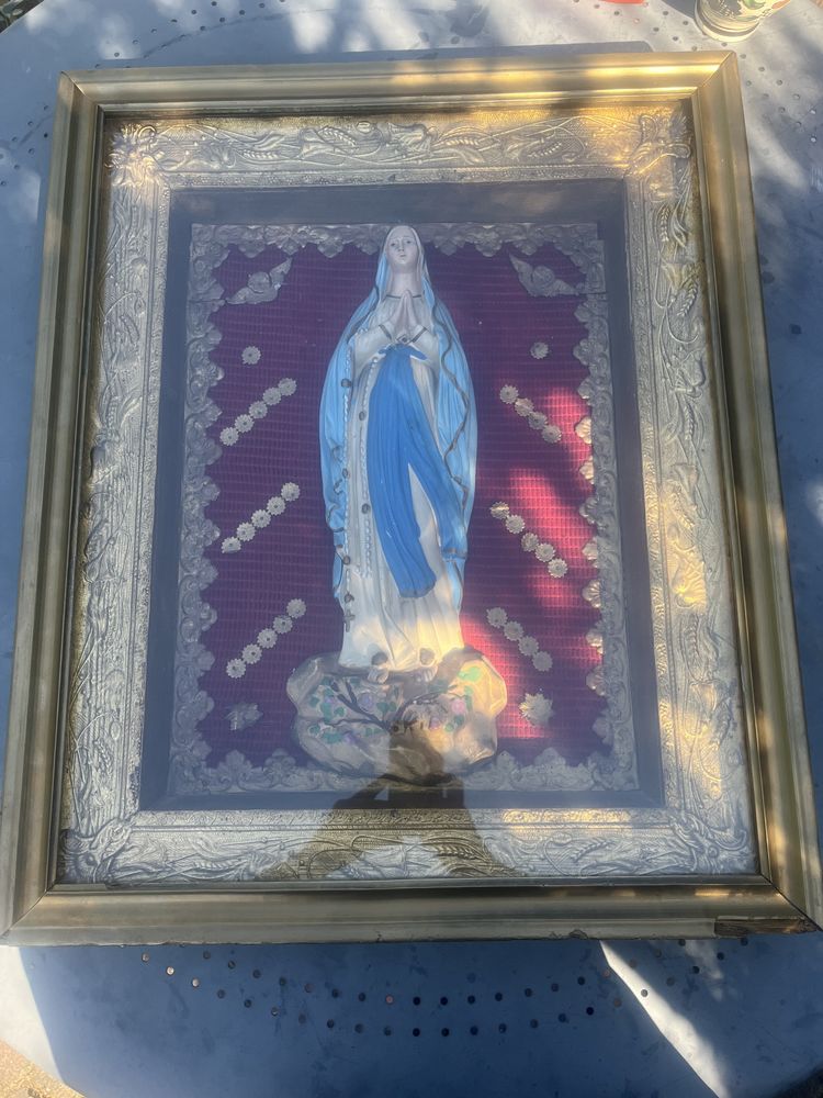 Figura Matki Boskiej w ramie