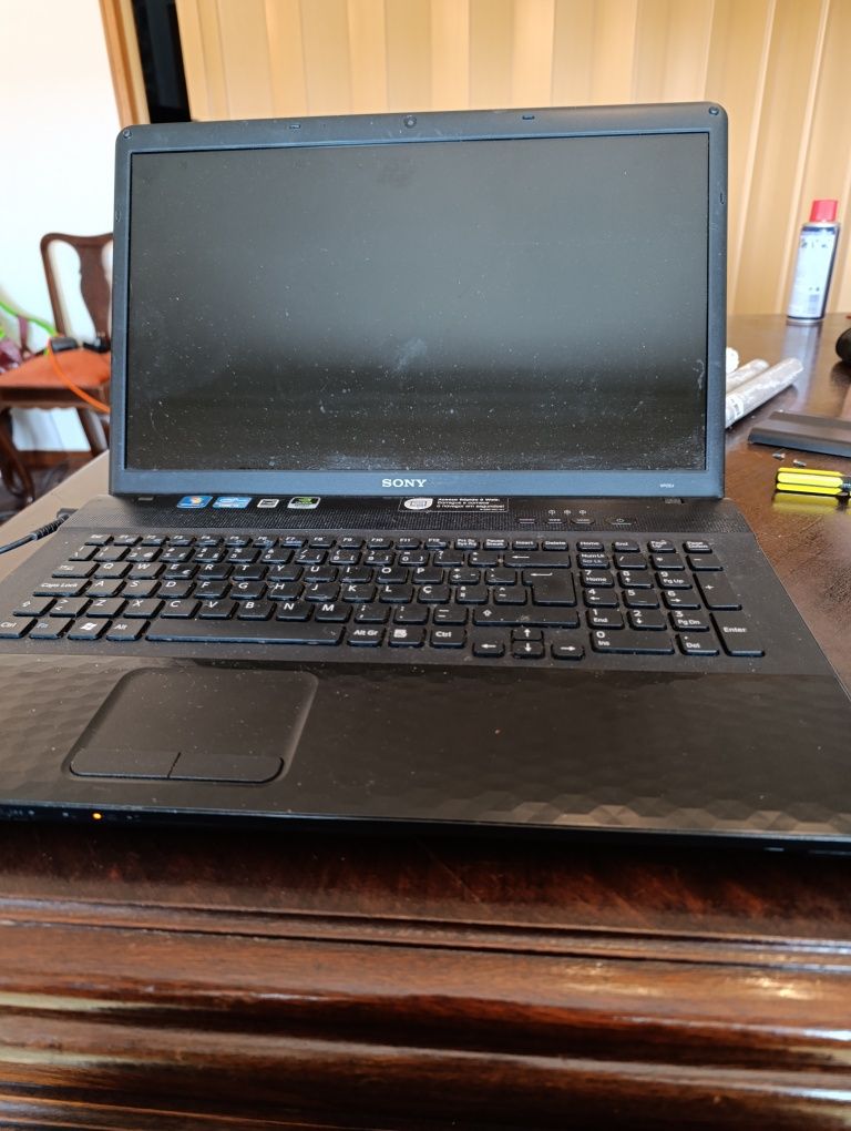 Vendo portátil Sony para peças com carregador