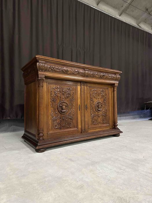Антикварний різьблений комод. Франція.