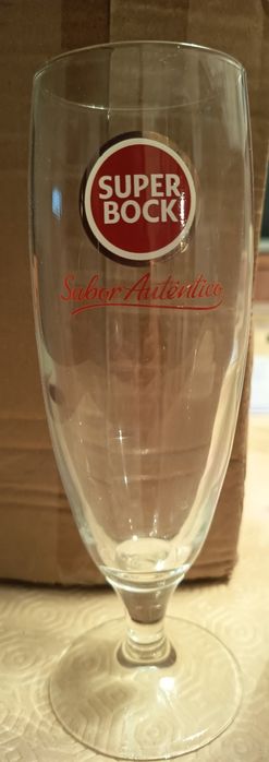 Copos altos de cerveja diferentes marcas