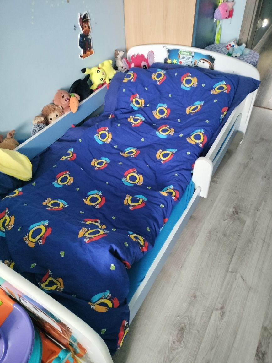 Łóżko dziecięce z materacem, prześcieradlem , ochraniczem komplet  z b