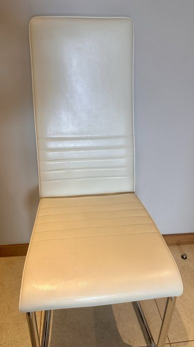 2 cadeiras brancas costas altas