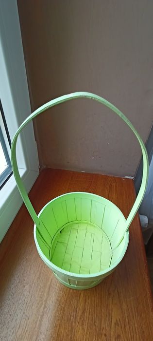 Koszyk zielony z długą rączką.