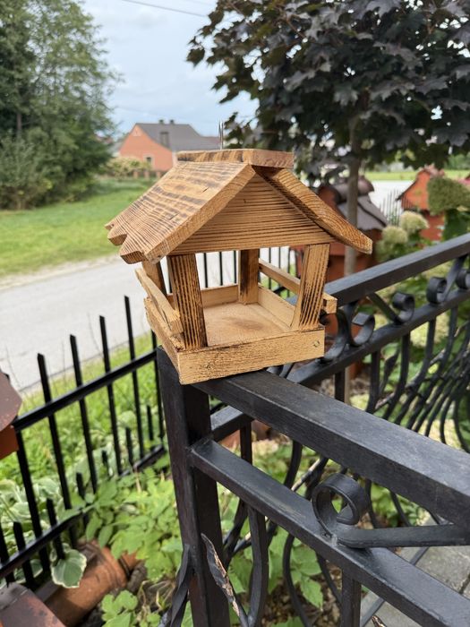 Karmnik domek dla ptaków – ręczna robota z drewna wysoka jakość