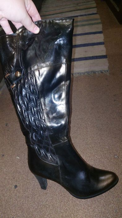 Високі чоботи на підборі