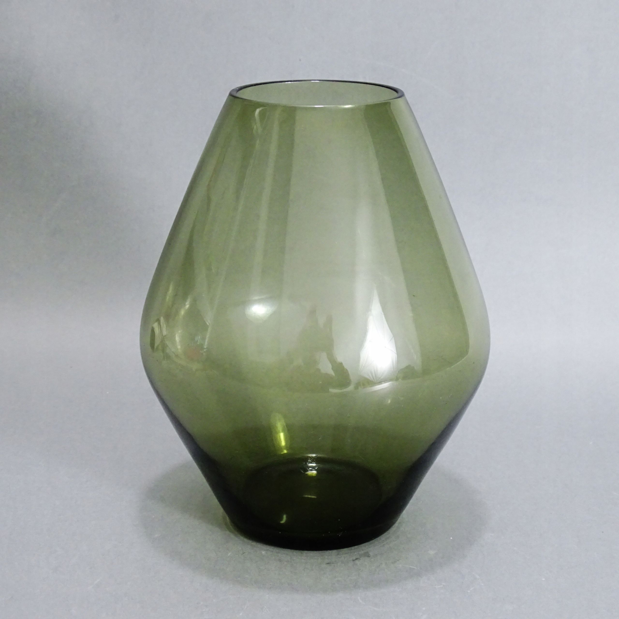 lata 50/60 piękny modernistyczny wazon z dymionego szkła