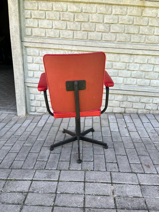 Krzesło obrotowe czerwone  prl retro