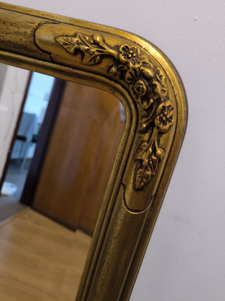 Espelho vintage com moldura em perfeito estado