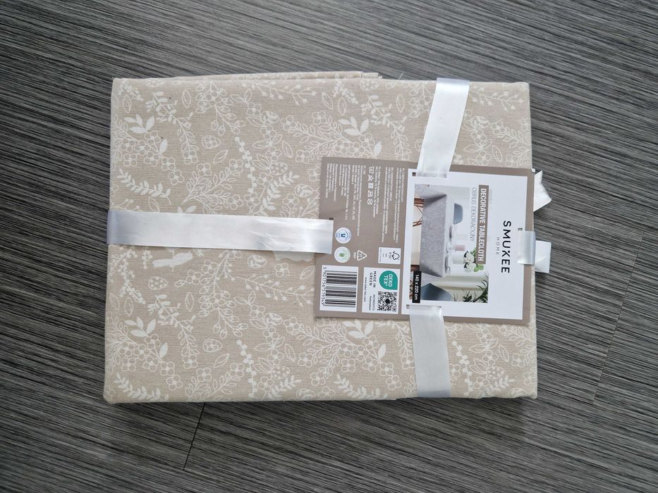 Nowy obrus na stół w rozmiarze 140 x 220 cm