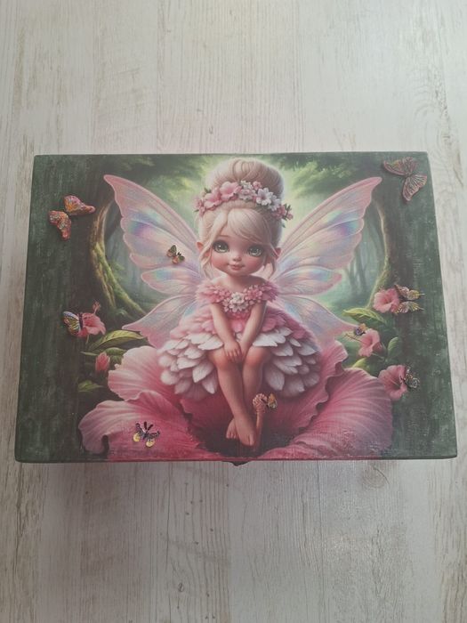 Pudełko na pamiątki techniką decoupage