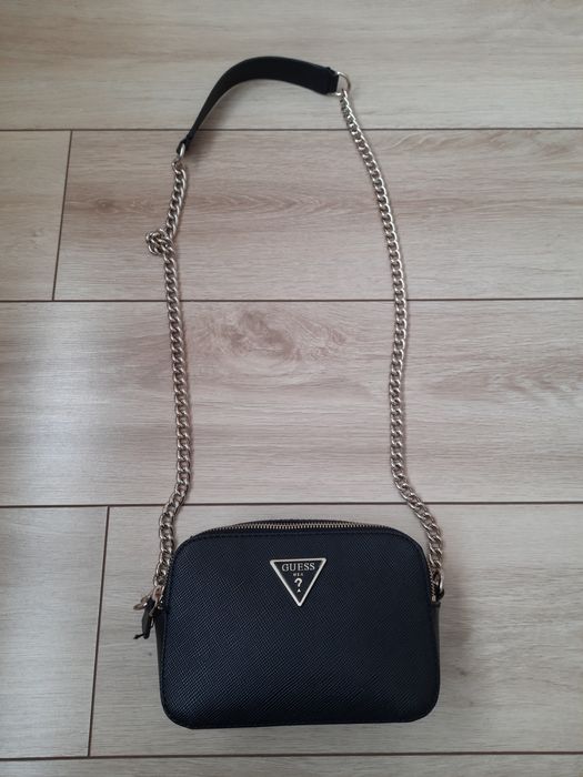 Czarna torebka Guess