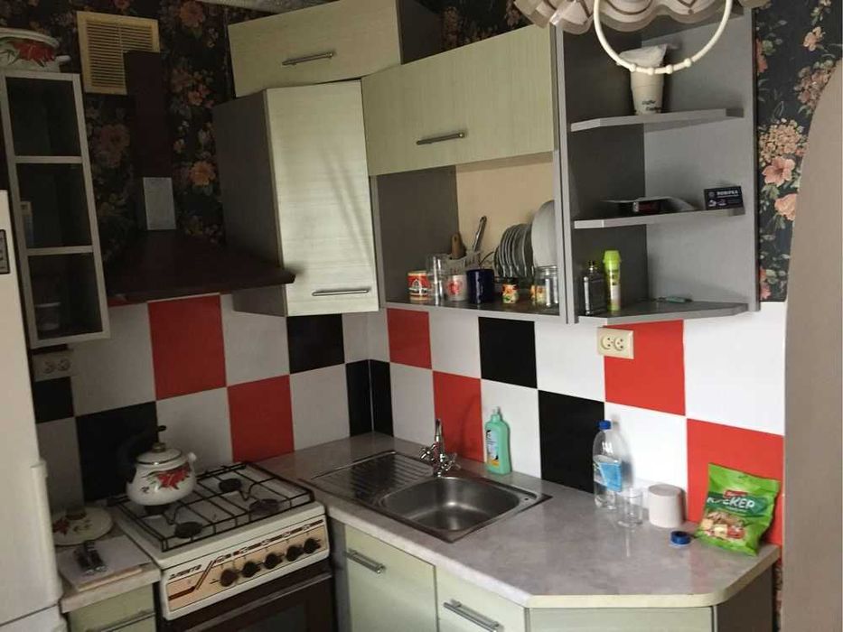 Продам 1-км квартиру, на Виставці ( район Костелу), цегляний будинок.